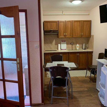Apartmanovy Dom Magda Vrbov Buitenkant foto