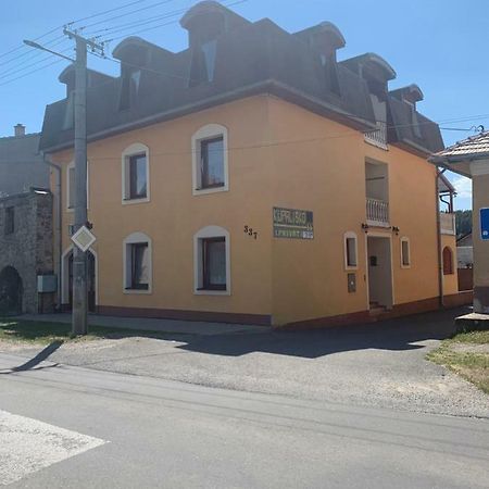 Apartmanovy Dom Magda Vrbov Buitenkant foto