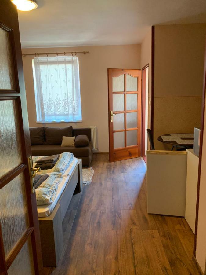 Apartmanovy Dom Magda Vrbov Buitenkant foto