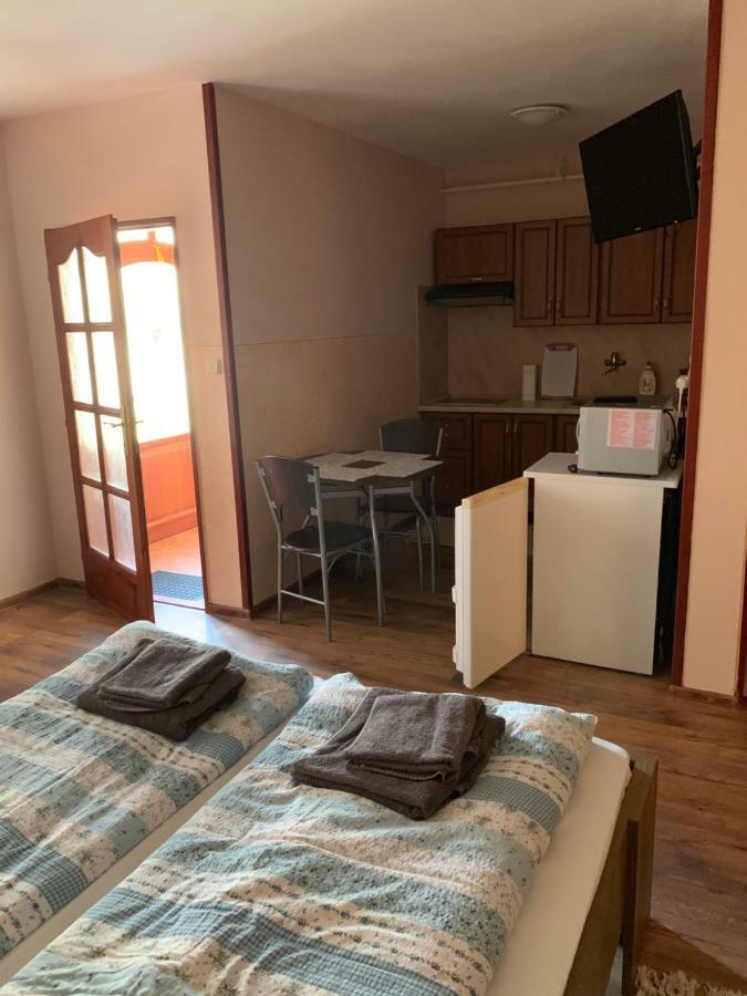 Apartmanovy Dom Magda Vrbov Buitenkant foto